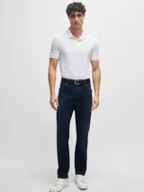 Chomba blanca de piqué de algodón con cuello clásico, tapeta de dos botones y logo bordado en el pecho.