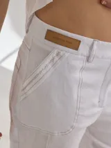 Pantalón cigarette de lino color ladrillo, de tiro alto y corte recto.