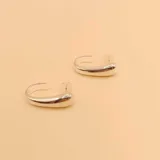 Aros tipo argolla gruesa en plata 925 con cierre de mariposa.