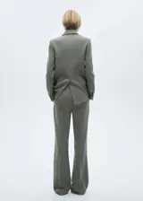 Pantalón de vestir gris con corte flare, tiro medio, bolsillos laterales y traseros.