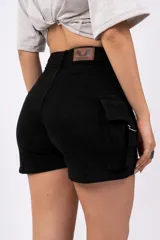 Short de jean negro con bolsillos cargo laterales y corte ajustado.