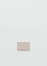 Porta documentos color beige con logo en relieve, múltiples ranuras para tarjetas y un bolsillo sin cierre.