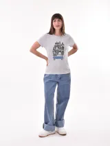 Remera negra de algodón con estampado frontal de la palabra "MERCI" en letras delineadas con colores del arcoíris.