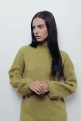 Vestido corto tejido de punto color fucsia, con cuello alto y mangas globo.