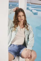 Short de jean azul con spandex y ruedo doblado.