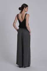 Top de punto color camel con escote en V pronunciado y tirantes anchos.