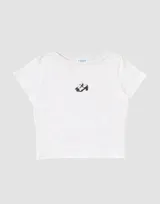 Remera blanca estilo baby tee de algodón con estampado de un zapato Mary Jane.