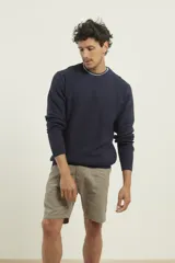 Sweater marrón de punto fino con cuello redondo y mangas largas.