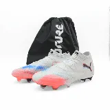 Championes de fútbol Puma Future 8 Ultimate FG, color blanco con detalles en azul, negro y naranja.