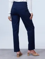 Pantalón negro de gabardina elastizada, marca Ruby Rd, de corte recto. Delantera con bolsillos simulados y trasera con bolsillos aplicados.