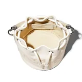 Bolso bombonera de cuero gris con el logo de Marc Jacobs estampado en negro. Tiene asa de mano de cuerda plateada y correa de hombro ajustable.