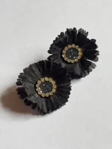 Aros de tela negra con forma de flor, centro con strass y resina.