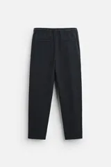 Pantalón largo verde oscuro de algodón con textura, corte recto y cintura elástica ajustable con cordón.