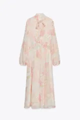 Vestido midi de cuello subido con lazada y escote pico. Manga larga, cintura elástica y estampado floral.