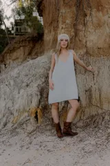 Vestido corto de algodón y lino con acabado satinado, breteles finos y escote en V.