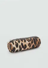 Estuche cilíndrico con cierre de cremallera, forro interior y estampado de leopardo.