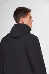 Campera negra de neopreno con interior de micropolar y capucha. Tiene bolsillos delanteros y en el pecho con cierre metálico personalizado.