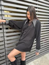 Camisa negra de manga larga con cuello clásico y puños con apliques de strass.