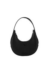 Cartera negra con textura granulada, forma de media luna y asa corta. Tiene cierre superior con cremallera, logo de la marca en el frente y organizador interno.