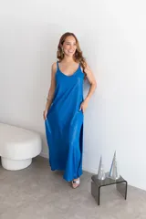 Vestido largo rojo brillante con breteles finos y corte recto.