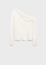 Blusa color blanco hueso de tejido satinado, con cuello drapeado y mangas largas con puños abiertos.