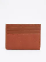Tarjetero Tommy Hilfiger color marrón de cuero granulado, con múltiples ranuras para tarjetas y logo distintivo de la marca.