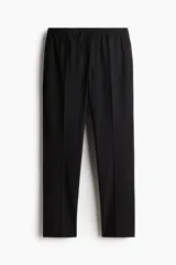 Pantalón jogger negro de vestir con corte slim fit, cintura elástica con cordón de ajuste, bolsillos laterales al bies y bolsillos traseros insertados.