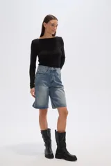 Bermuda de jean azul claro, estilo boyfriend, tiro alto, con largo a la rodilla y roturas.