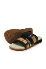 Sandalias Kenner Rakka A-Just con tiras de ajuste en color negro y dorado.