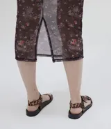 Pollera midi de poliéster con estampado floral y calaveras.