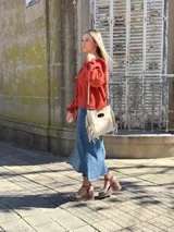 Sandalias de cuero con plataforma, color marrón con tira dorada sobre los dedos y tobillera marrón con hebilla.