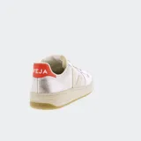 Championes Veja V-10 blancos con detalles en beige y rojo.