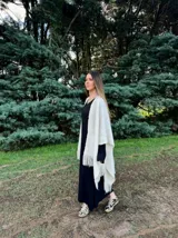 Zapatillas bajas con estampado animal print de vaca en blanco y negro, con cordones marrones y suela color caramelo.