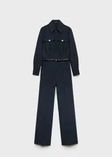 Mono largo negro de corte slim, con cuello camisero, cierre frontal abotonado, cinturón con hebilla dorada, dos bolsillos de parche con solapa en el pecho y puños abotonados.