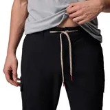 Pantalón de senderismo negro, de corte recto, con múltiples bolsillos con cierre de velcro y cremallera. Cuenta con presilla utilitaria en la cintura y cordón ajustable.