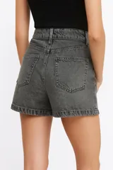 Short de jean color blanco, de calce alto y corte ajustado al cuerpo.