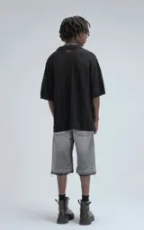 Camisa negra de manga corta tejida de punto abierto con calce oversize.