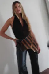 Faja de cuero con pelo animal print, ajustable con hebilla metálica.