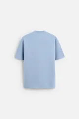 Camiseta celeste de punto con hilatura de mezcla de algodón, corte relaxed fit, cuello redondo, manga corta y acabados en rib.