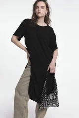 Vestido midi gris de corte recto, con cuello redondo y mangas cortas.