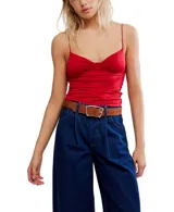 Top cami rojo de jersey suave con copas en forma de triángulo y fruncido en el centro que realza la silueta.