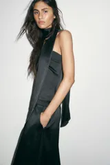 Top negro de tejido satinado con escote recto y hombros descubiertos. Incluye foulard combinado a tono y cierre lateral con cremallera oculta.