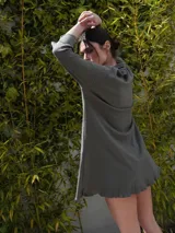 Vestido camisero verde seco de corte holgado, con cuello camisero, mangas 3/4 y cierre frontal con botones.