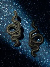 Aros colgantes con forma de serpiente azul contorneada con strass plateado.
