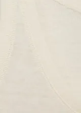 Musculosa blanca de lino con cuello redondo y tirantes anchos.