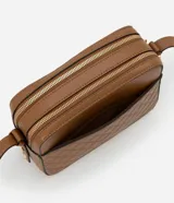 Bolso bandolera pequeño color marrón con textura geométrica en relieve. Tiene correa larga regulable, cierre de cremallera y separadores internos.