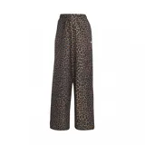 Pantalón Adidas Firebird de corte amplio con estampado animal print de leopardo en tonos marrones y negros.