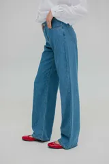 Pantalón de jean celeste, de corte recto y tiro alto.
