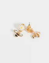 Par de aros colgantes dorados con dije de margarita blanca con centro amarillo y abeja con alas de strass.