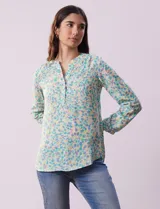 Blusa de gasa estampada con cuello a la base, escote en V y abertura con botones. Tiene mangas largas con largo regulable.